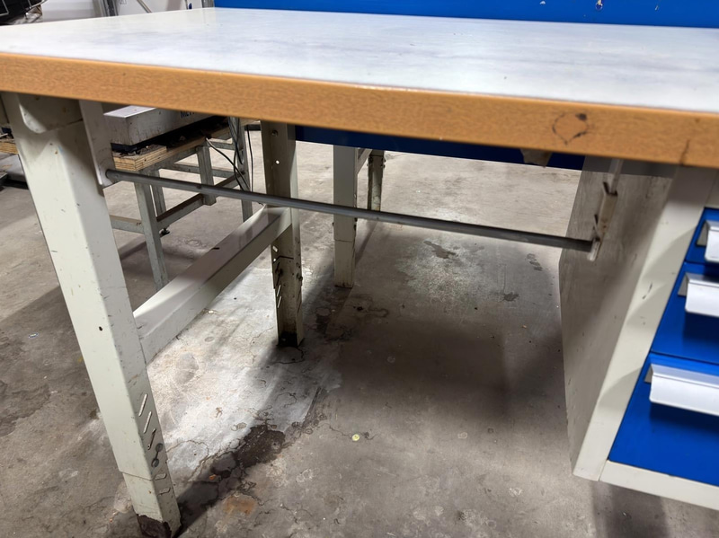 Workbench with drawers