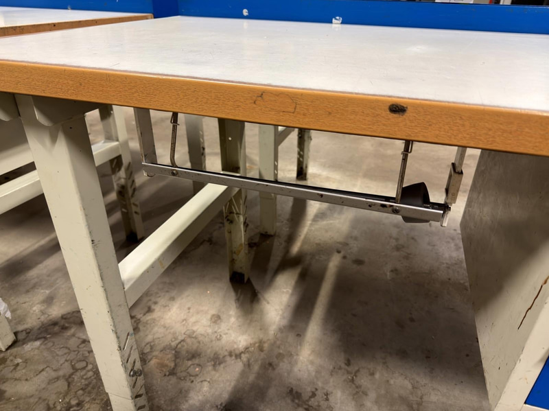 Workbench with drawers