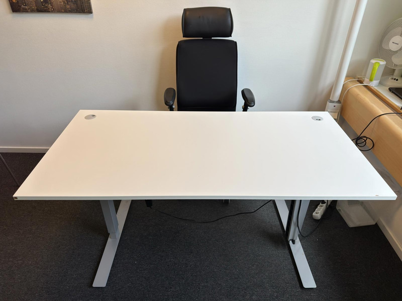 Höj- och sänkbart skrivbord AJ Produkter inkl. kontorsstol