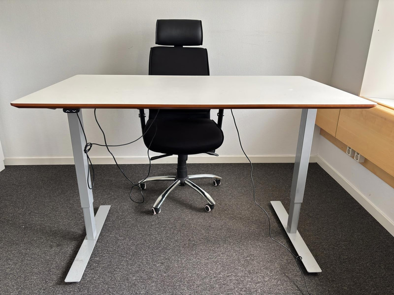 Height-adjustable desk, incl. office chair