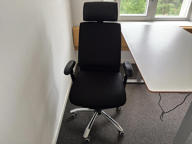 Height-adjustable desk, incl. office chair