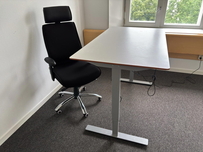 Height-adjustable desk, incl. office chair