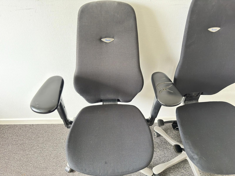 2 Kinnarp office chairs, different models