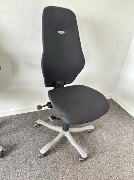 2 Kinnarp office chairs, different models