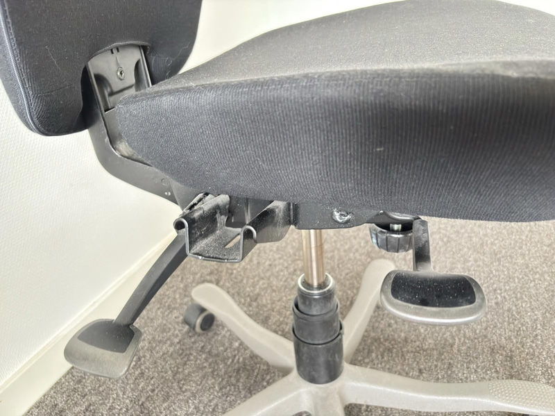 2 Kinnarp office chairs, different models