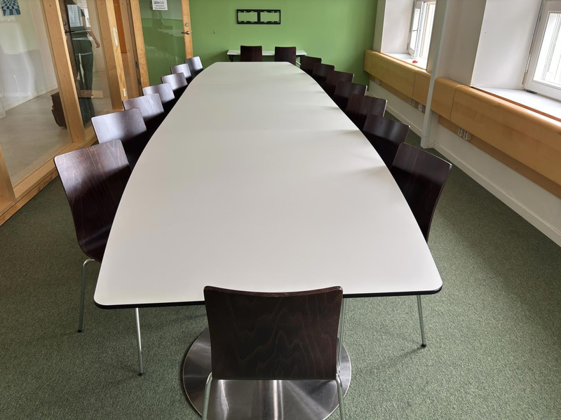 Konferensbord inkl. 15 st. stolar