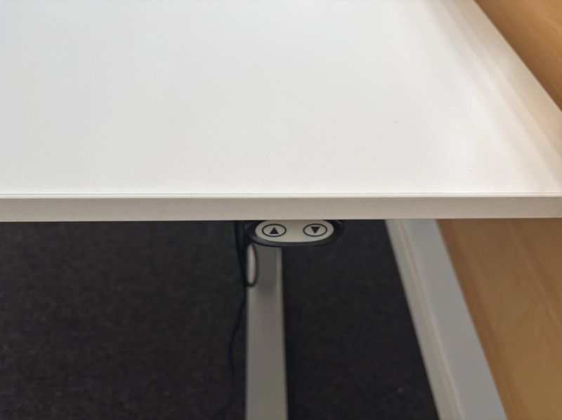 Höj- och sänkbart skrivbord inkl. skrivbordsstol