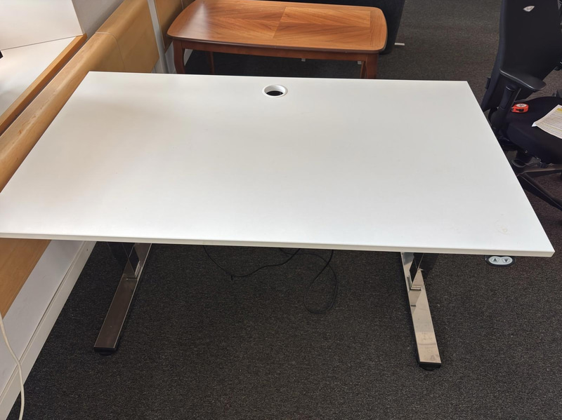 3 st. Höj- och sänkbara skrivbord