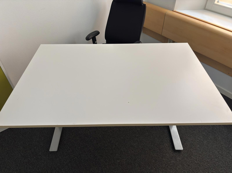 Höj- och sänkbart skrivbord inkl. dokumentskåp och kontorsstol