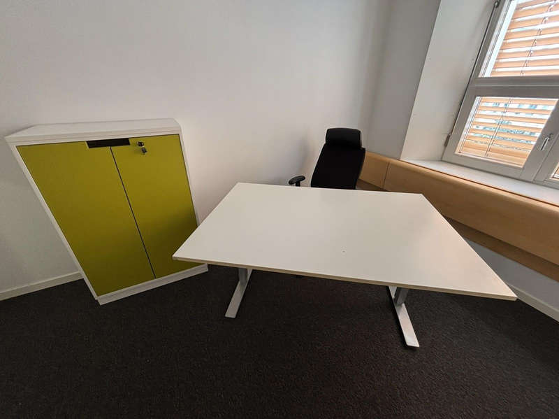 Höj- och sänkbart skrivbord inkl. dokumentskåp och kontorsstol