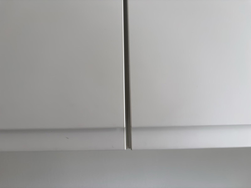 Höj- och sänkbart skrivbord inkl. dokumentskåp och överskåp