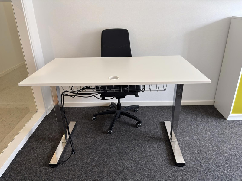 Höj- och sänkbart skrivbord inkl. dokumentskåp och överskåp