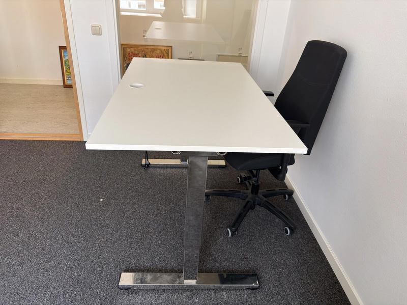 Höj- och sänkbart skrivbord inkl. dokumentskåp och överskåp