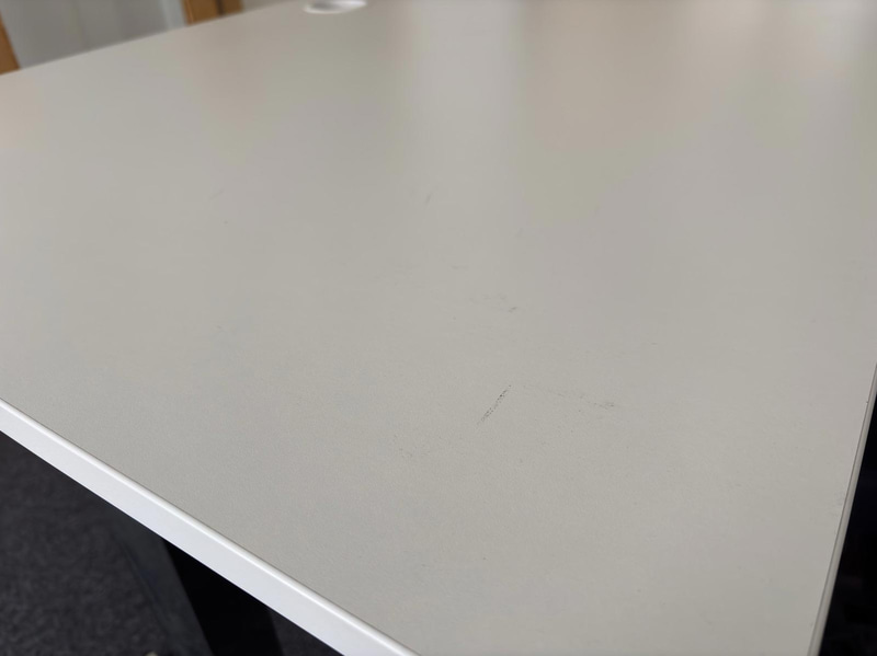 Höj- och sänkbart skrivbord inkl. dokumentskåp och överskåp