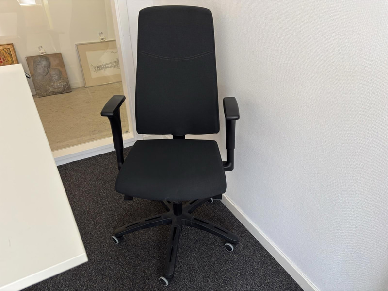 Höj- och sänkbart skrivbord inkl. dokumentskåp och överskåp