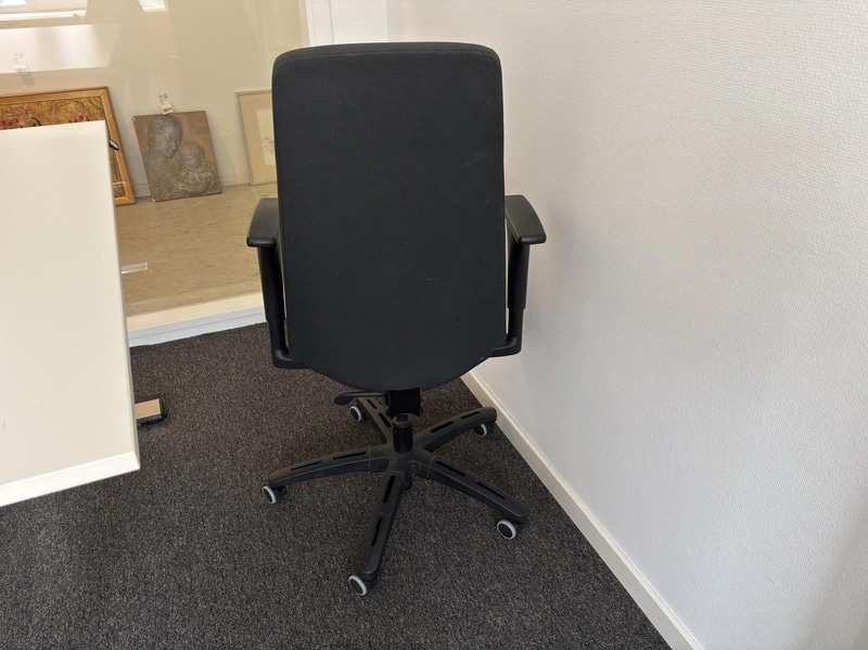 Höj- och sänkbart skrivbord inkl. dokumentskåp och överskåp