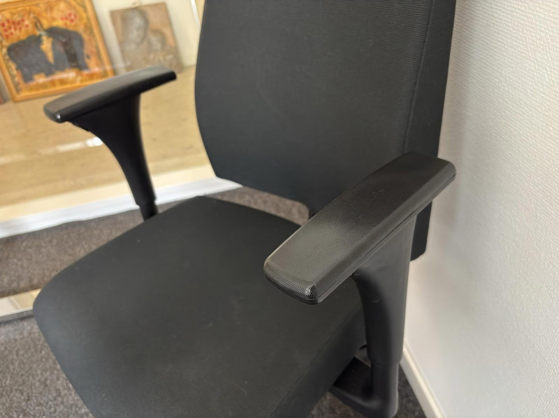 Höj- och sänkbart skrivbord inkl. dokumentskåp och överskåp
