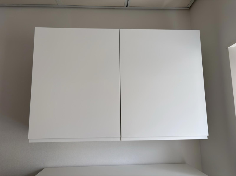 Höj- och sänkbart skrivbord inkl. dokumentskåp och överskåp