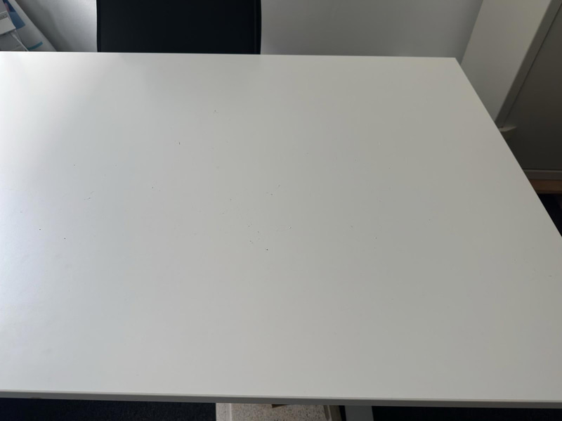 Höj- och sänkbart skrivbord inkl. kontorsstol