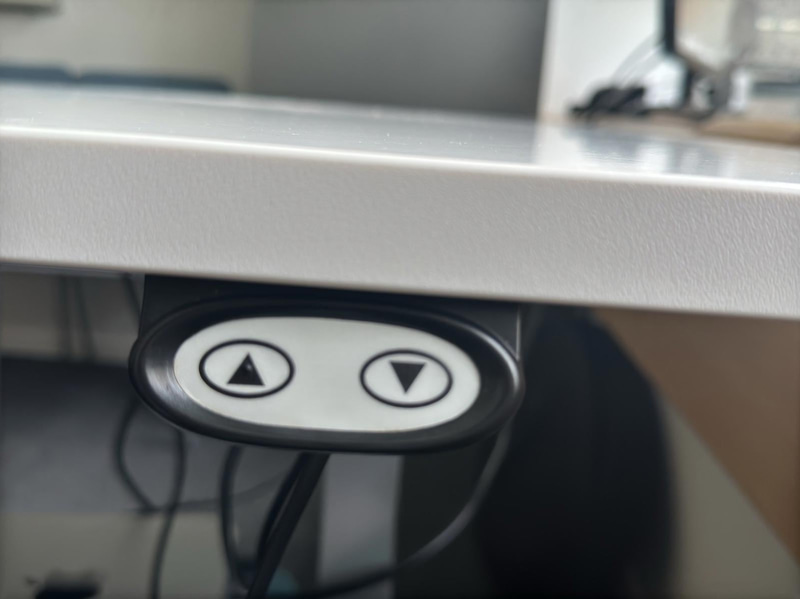 Höj- och sänkbart skrivbord inkl. kontorsstol