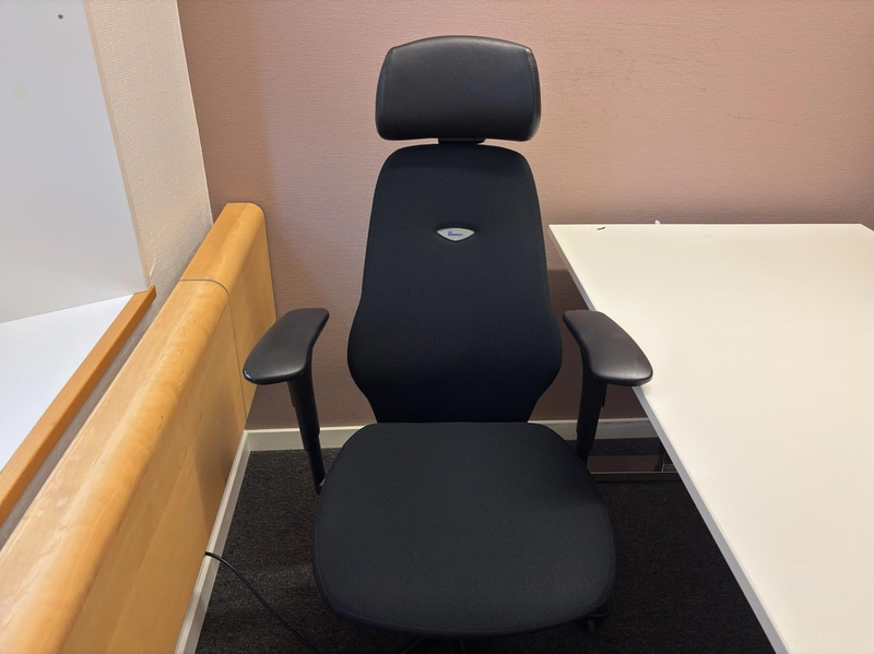 Höj- och sänkbart skrivbord inkl. kontorsstol Kinnarp