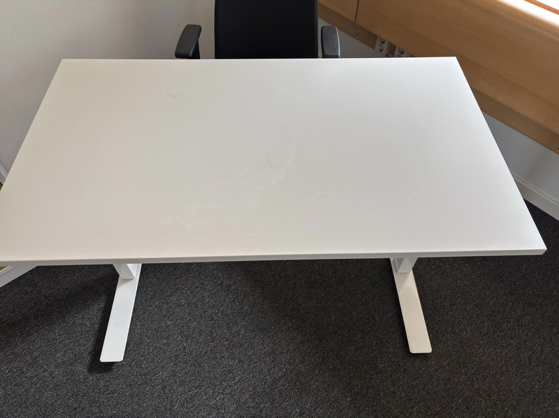 Höj- och sänkbart skrivbord inkl. dokumentskåp och kontorsstol