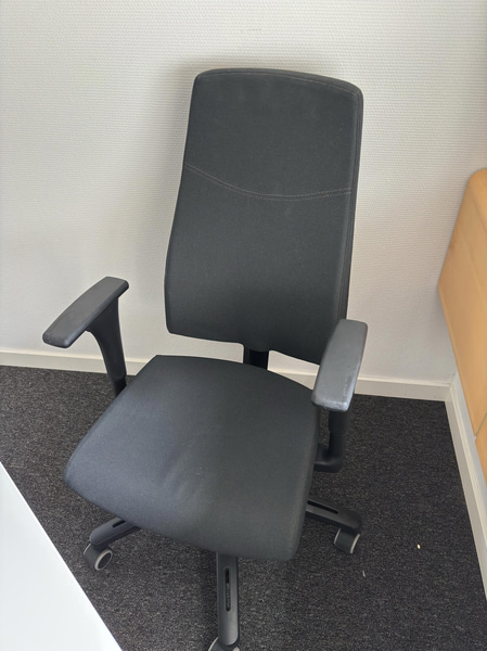 Höj- och sänkbart skrivbord inkl. dokumentskåp och kontorsstol