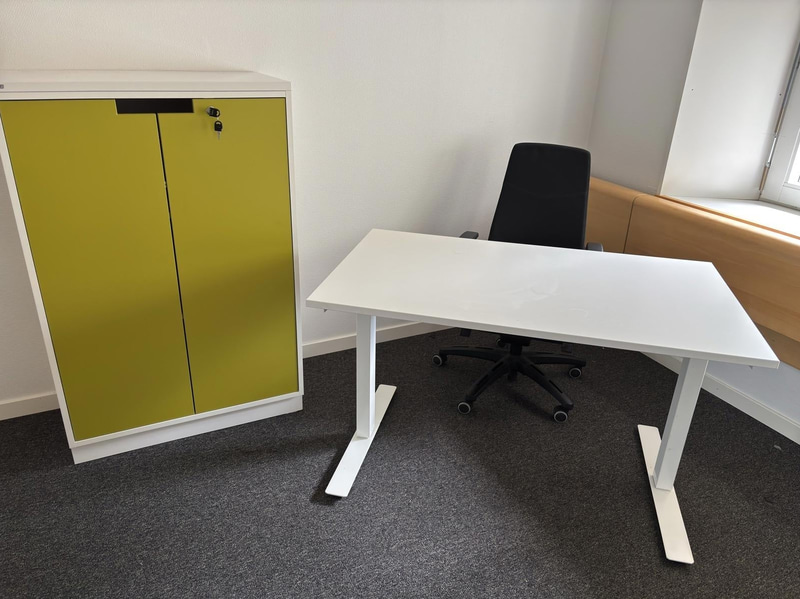 Höj- och sänkbart skrivbord inkl. dokumentskåp och kontorsstol