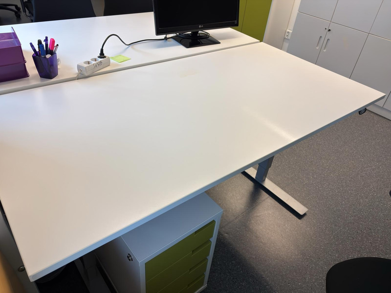 Höj- och sänkbart skrivbord inkl. kontorsstol och hurts