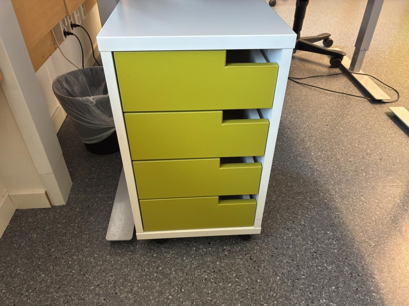 Höj- och sänkbart skrivbord inkl. kontorsstol och hurts