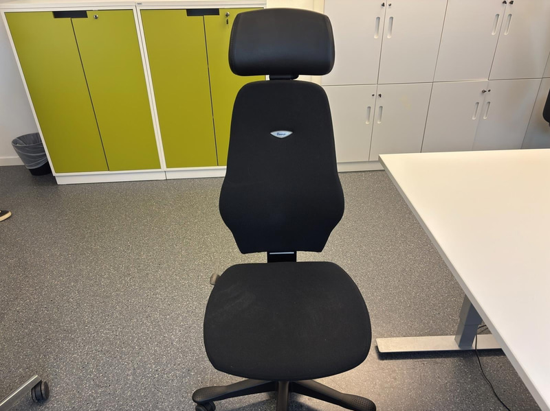 Höj- och sänkbart skrivbord inkl. kontorsstol och hurts