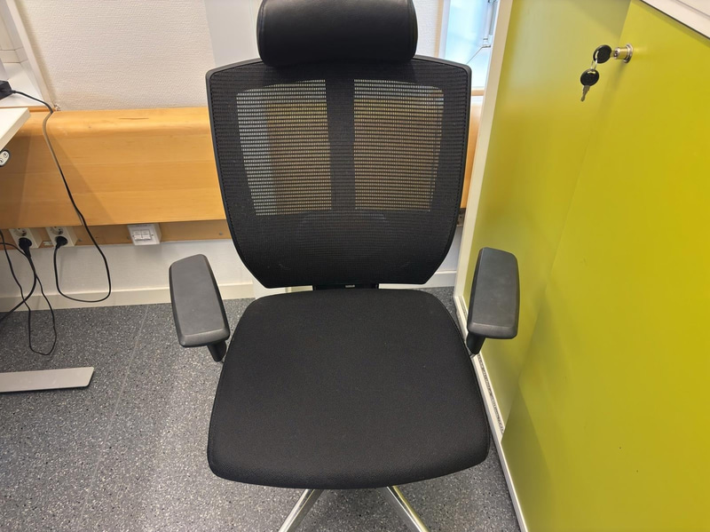 Höj- och sänkbart skrivbord inkl. kontorsstol
