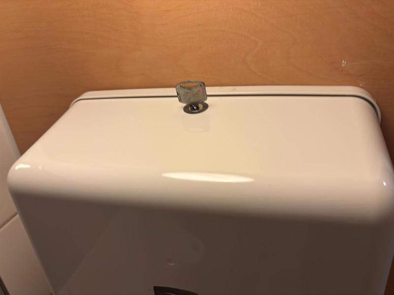 2. st Serviettpappershållare Tork