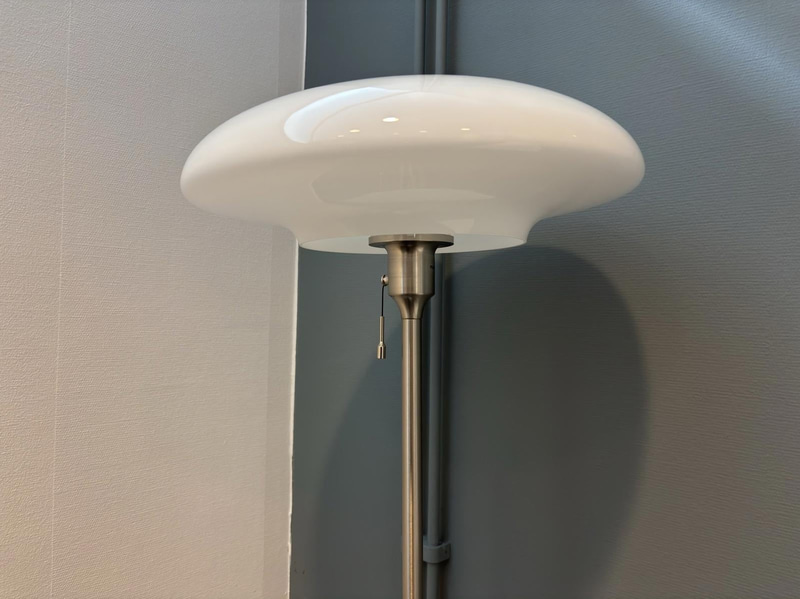 Byrå inkl. golvlampa