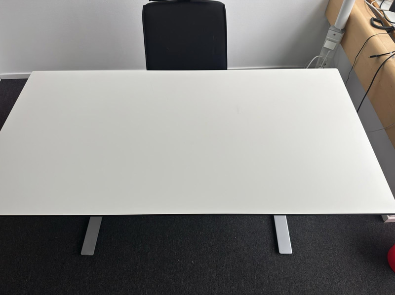 Elektriskt höj och sänkbart skrivbord inkl. kontorsstol