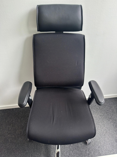 Elektriskt höj och sänkbart skrivbord inkl. kontorsstol