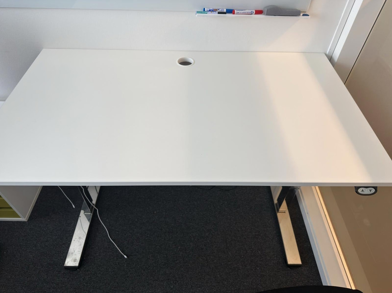 Höj- sänkbart skrivbord Martela, inkl. kontorsstol