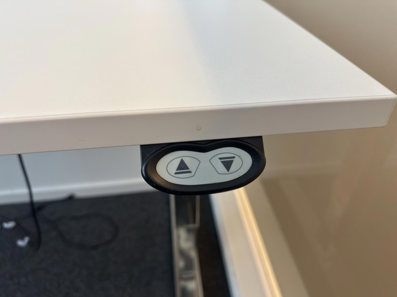 Höj- sänkbart skrivbord Martela, inkl. kontorsstol