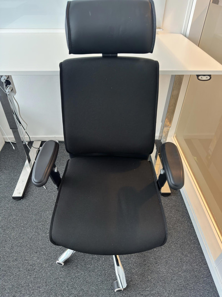 Höj- sänkbart skrivbord Martela, inkl. kontorsstol