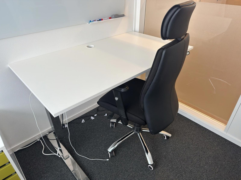 Höj- sänkbart skrivbord Martela, inkl. kontorsstol