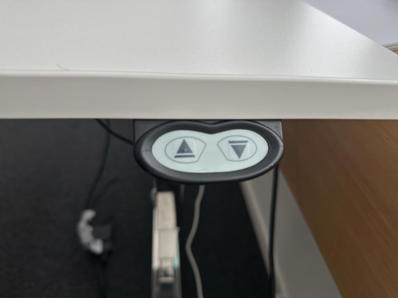 Höj- sänkbart skrivbord Martela, inkl. kontorsstol