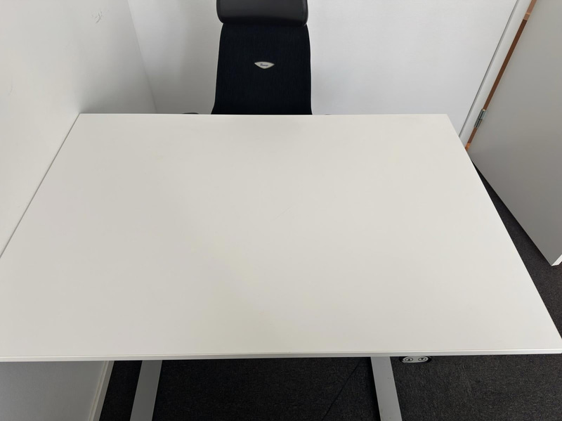 Höj- och sänkbart skrivbord, inkl. kontorsstol Kinnarps