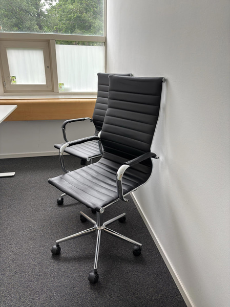 2 Mio Porter office chairs