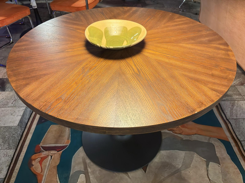 Round table incl. rug