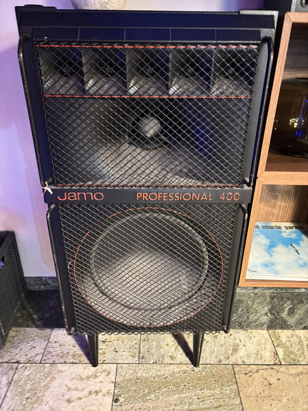 2 Jamo Professional 400 Speakers