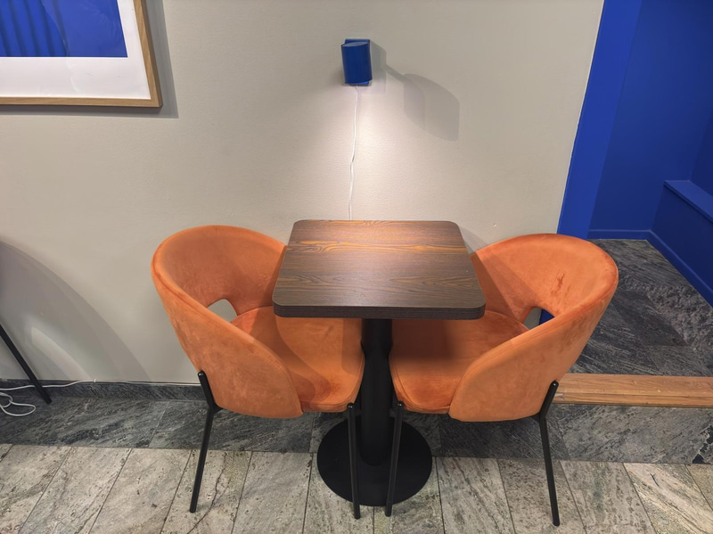 Table incl. 2 chairs