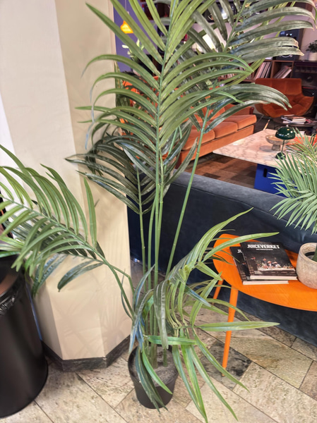 Side table incl. artificial plant