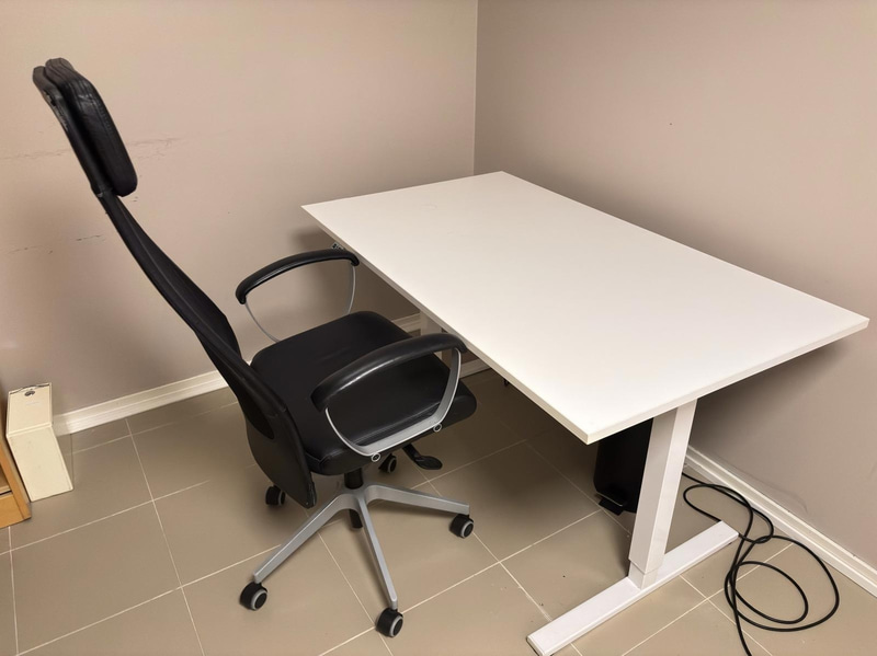 Height-adjustable desk incl. office chair