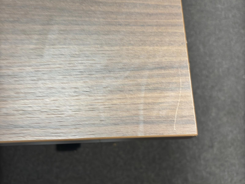 Electrically height-adjustable desk incl. office chair
