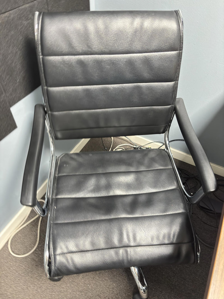 Electrically height-adjustable desk incl. office chair